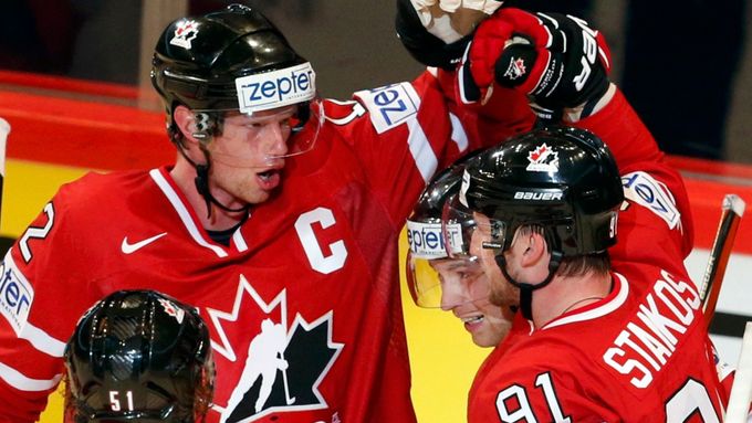 Kanadští hráči slaví vítězný gól Stevena Stamkose proti Dánsku