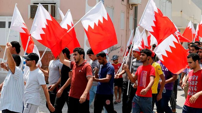 Bahrajnští šiítové protestují proti vládě.