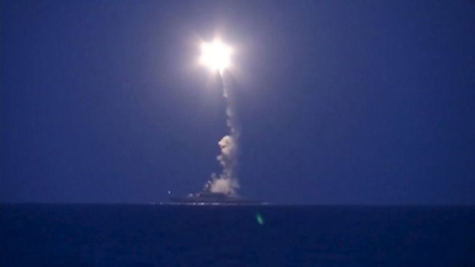 Ruské ostřelování Sýrie z plavidel v Kaspickém moři.