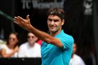 Federer odvrátil na cestě do čtvrtfinále v Halle dva mečboly