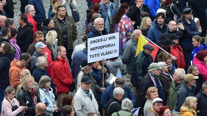 Část dezinformačních zpráv před volbami se týká války na Ukrajině (na snímku protivládní demonstrace v Brně, 28. října 2022).