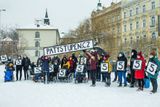 Několik desítek lidí s postižením a jejich podporovatelů se v úterý sešlo na demonstraci na pražském Klárově na Malé Straně.