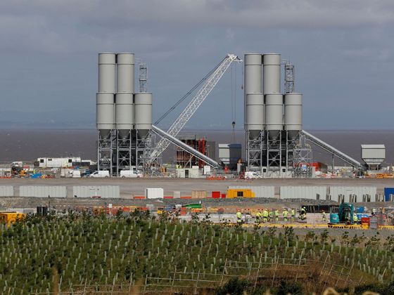 Pohled za hranice Britská elektrárna Hinkley Point