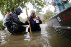 Američany ohrožuje stoupající moře. Kvůli záplavám se stěhují celé domy