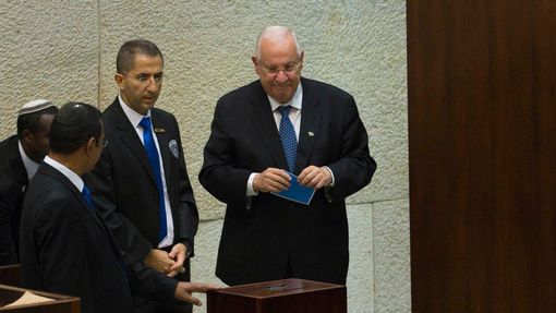 Reuven Rivlin odevzdává svůj hlas v tajné prezidentské volbě. Poslanci rozhodli, že se stane novým izraelským prezidentem.