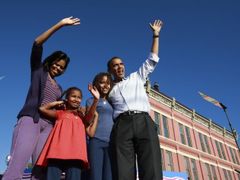 Nově zvolený prezident USA Barack Obama se svou rodinou během kampaně v Pueblu ve státě Colorado