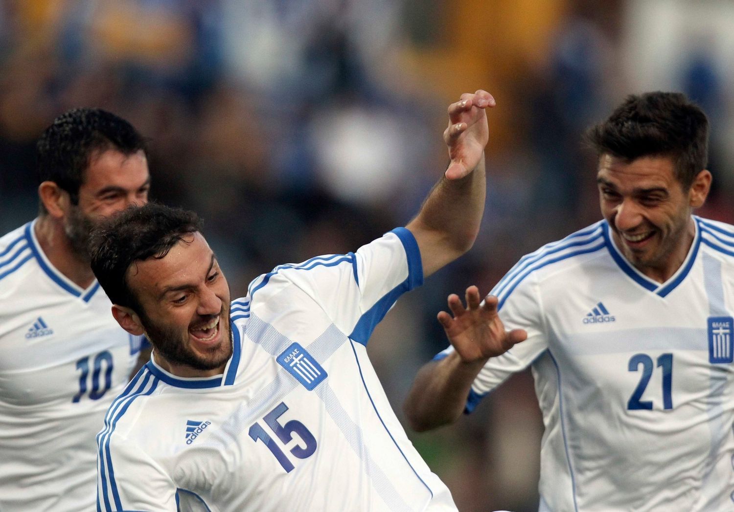 Vassilios Torosidis, Konstantinos Katsuranis a Jorgos Karagunis slaví řecký gól v přátelském utkání s Kufsteinem
