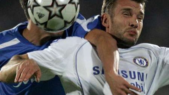 Živkov Milanov z Levski Sofia (vlevo) v boji s Andrejem Ševčenkem z Chelsea.