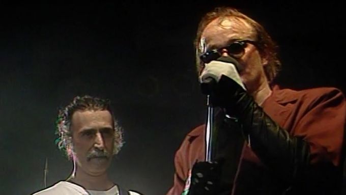 Pražský výběr s Frankem Zappou improvizují reggae v A dur. Sportovní hala, červen 1991.