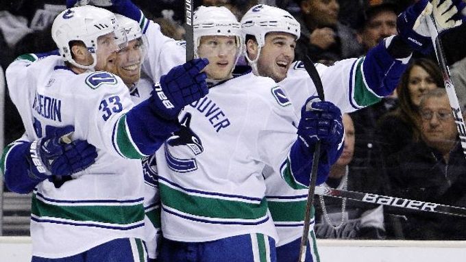 Hokejisté Vancouveru se radují z gólu