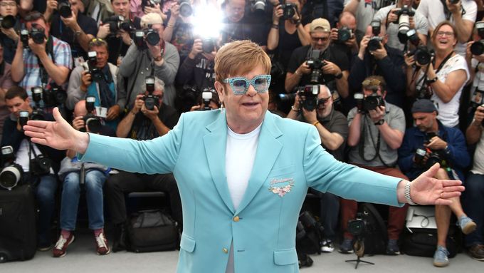 Elton John v Cannes pózuje fotografům.