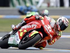 Ital Marco Melandri při svém vítězství na VC Francie v Le Mans ve třídě MotoGP.