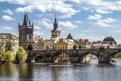 Praha stále láká davy turistů. Utratí v ní 82 miliard korun
