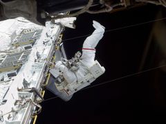Astronauti třikrát vystoupili do volného kosmického prostoru.