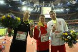 A tady jsou všichni tři medailisté pěkně pohromadě. Uprostřed Pavel Maslák se zlatem, vlevo stříbrný Dylan Borlée, vpravo třetí Rafal Omelko.