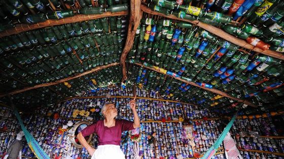 Neměla peníze na cihly. Seniorka si proto postavila netradiční dům z plastových lahví