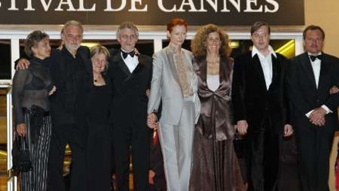 Cannes: Béla Tarr s hereckým obasazením filmu Muž z Londýna. Miroslav Krobot zcela vpravo