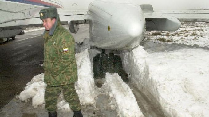 Ruský voják z jednotek KFOR u letadla TU-154, které s ministrem obrany Jaroslavem Tvrdíkem na palubě sjelo v kosovské Prištině z dráhy těsně před nájezdem na letištní ranvej a kolo letounu uvízlo v měkké zemi.
