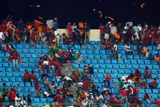 V semifinále proti domácí Rovníkové Guineji to ale neměli její fanoušci lehké. Po gólu Ghany na 3:0 totiž prchli před běsnícími domácími na hřiště a půl hodiny se kvůli tomu nehrálo. Nakonec ale policie zvládla fanoušky uklidnit a utkání se dohrálo.