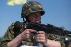 Ukrajinská armáda svírá rebely, Rusko posílá vojáky na Krym