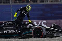 Verstappen oslavil čerstvý titul vítězstvím, Hamilton dojel jen do první zatáčky