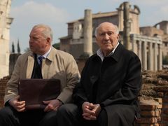Jerzy Stuhr (vlevo) s Michelem Piccolim ve filmu Máme papeže