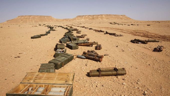 Zbytky munice, poházené u cesty nedaleko Syrty.