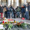 Lidé se v Bruselu spontánně chytili za ruce při vzpomínání na oběti útoků na letišti a v metru