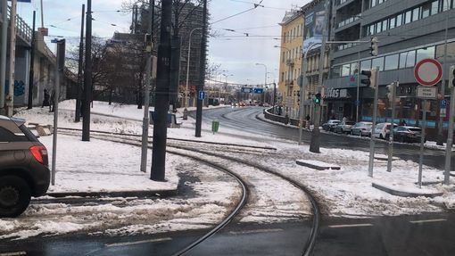 Sníh už v Praze pomalu opadává. Záběry z pondělního ráno ze zastávky Jindřišská po Florenc