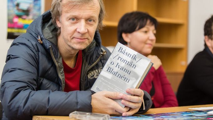 Martin Reiner s oceněným románem na knižním veletrhu v Havlíčkově Brodě.