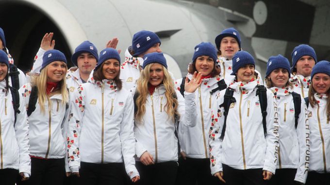 První část českých olympioniků vyrazila dnes brzo ráno do Soči. Mezi nimi byly i Gabriela Soukalová (zleva) nebo Karolína Erbanová a Martina Sáblíková (vpravo vedle ní).