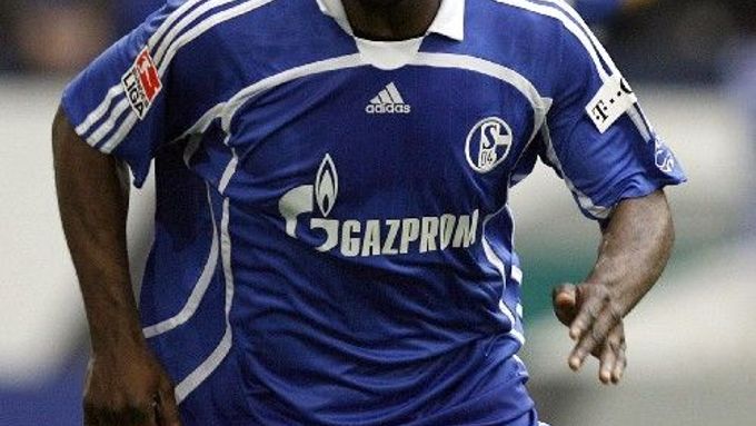Gerald Asamoah ze Schalke 04 slaví gól v německé Bundeslize proti Borussii Mönchengladbach.