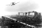 Blokádě Západního Berlína se přezdívá také první berlínská krize. Tehdejší vůdce SSSR Josif Vissarionovič Stalin nechal 24. června 1948 uzavřít všechny cesty vedoucí do Západního Berlína a přerušil také dodávky elektřiny.