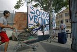 Mezi základní pomůcky squatterů patří (většinou ukradený) nákupní košík, v němž si do squatu přivážejí užitečné věci "nalezené" na ulicích Barcelony. Squatterské odhodlání setrvat na daném místě stvrzují vyvěšenými transparenty.