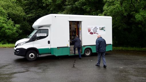 V městečku Trecwn ve Walesu zase chodí někteří obyvatelé volit do pojízdné knihovny.