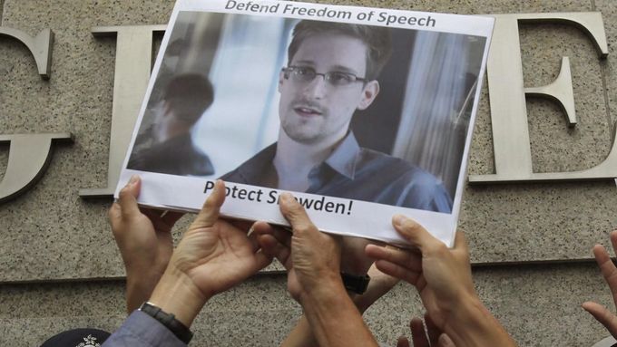 Protesters in support of Edward Snowden, a contractor at the National Security Agency (NSA), hold a photo of him during a demonstration outside the U.S. Consulate in Hong Kong in this June 13, 2013 file photo. Snowden, left Hong Kong on a flight for Moscow on June 23, 2013 and his final destination may be Ecuador or Iceland, the South China Morning Post said. REUTERS/Bobby Yip/Files (CHINA - Tags: POLITICS CIVIL UNREST) Published: Čer. 23, 2013, 8:22 dop.