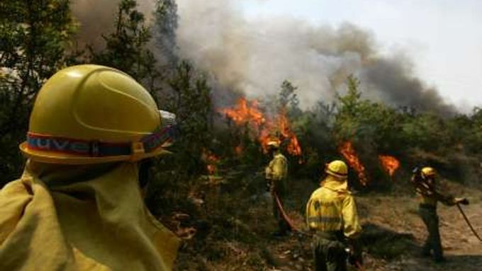 V regionu Galicie v současnosti hasičské týmy bojují s asi 77 požáry, z toho asi 24 ještě není lokalizováno.