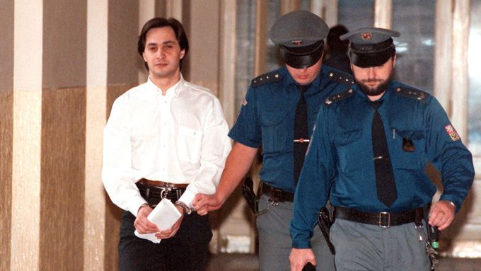 Září 1998: Eskorta vede Alima Karmova k soudu. Ten jej za zpronevěru peněz podílníků fondu poslal na 5,5 roku do vězení, vrchní soud trest zvýšil na 9 let.