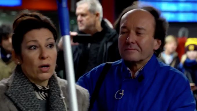 Po rekonstrukci se znovu otevírá budova Státní opery. A její pěvci překvapili lidi na Hlavním nádraží v Praze, kdy jim v přestrojení zazpívali.