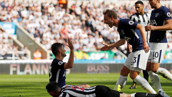 Ben Davies slaví gól Tottenhamu
