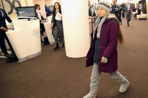 Davos obrazem: Gretu uvítal princ Charles, Trump pohrozil Evropské unii cly
