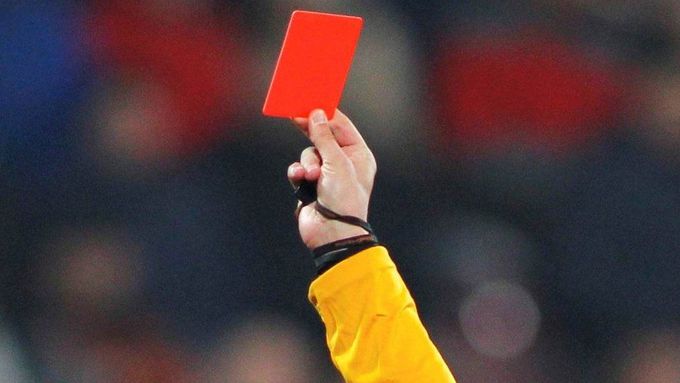 Červená karta se stala pro Césara Florese osudná.