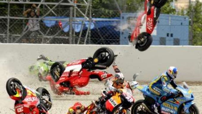 Sete Gibernau se krátce po startu závodu MotoGP Velké ceny Katalánska ocitl při hromadné kolizi ve vzduchu.