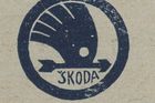 Pět per a nápis "Škoda" uvnitř. To byla jedna ze dvou původních podob loga Škoda, které bylo zaregistrované 15. prosince 1923. Původně tak učinily plzeňské Škodovy závody, v Mladé Boleslavi se tehdy ještě vyráběla auta Laurin & Klement.