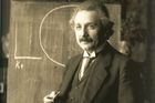 O Einsteinův dopis se slavnou rovnicí se strhl boj. Udal se za více než milion dolarů