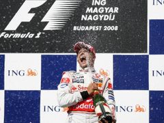 Heikki Kovalainen slaví své první vítězství ve formuli jedna.