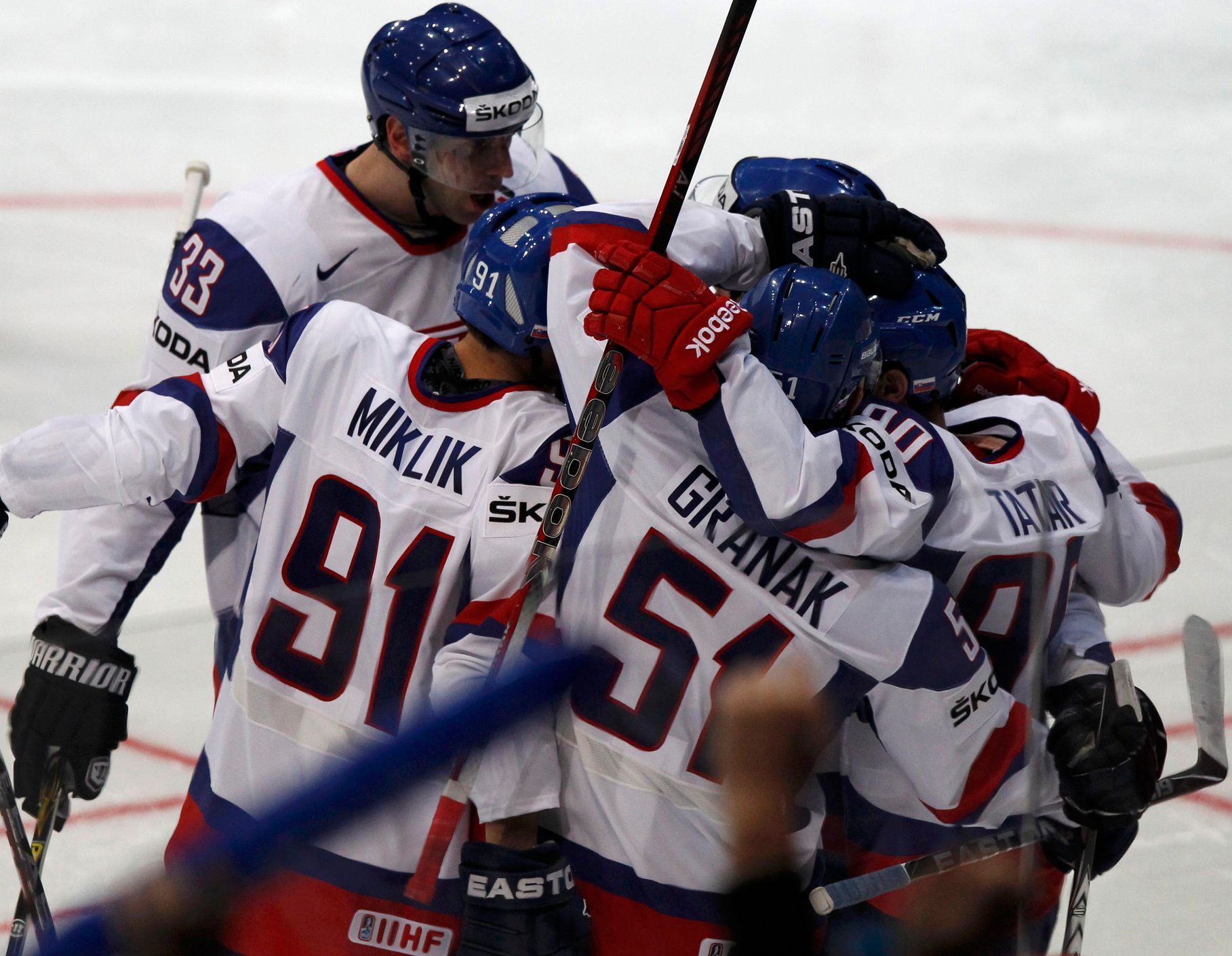 Radost hráčů Slovenska v utkání MS v hokeji 2012 proti Kanadě
