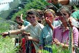 V polovině dubna 1993 vyhlásila Rada bezpečnosti OSN v Bosně šest takzvaných bezpečných zón. Jednou z nich byla Srebrenica ve východní Bosně.