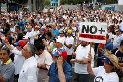 Ve Venezuele vyšly do ulic desetitisíce lidí. Při protestech proti vládě zahynuli dva mladí lidé