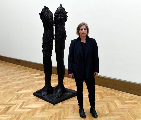 Sochařka Stella Hambergová se svým dílem.